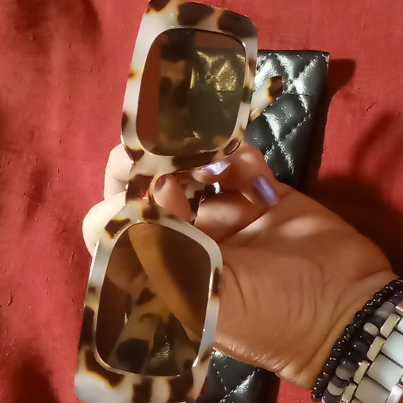 Tortoise shell retro sun glasses with case.light gray lens great coverage. - Picture 1 of 10